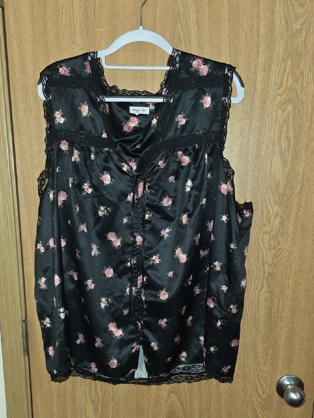 💫Black Satin Floral Button-Up Shell with Pink Roses